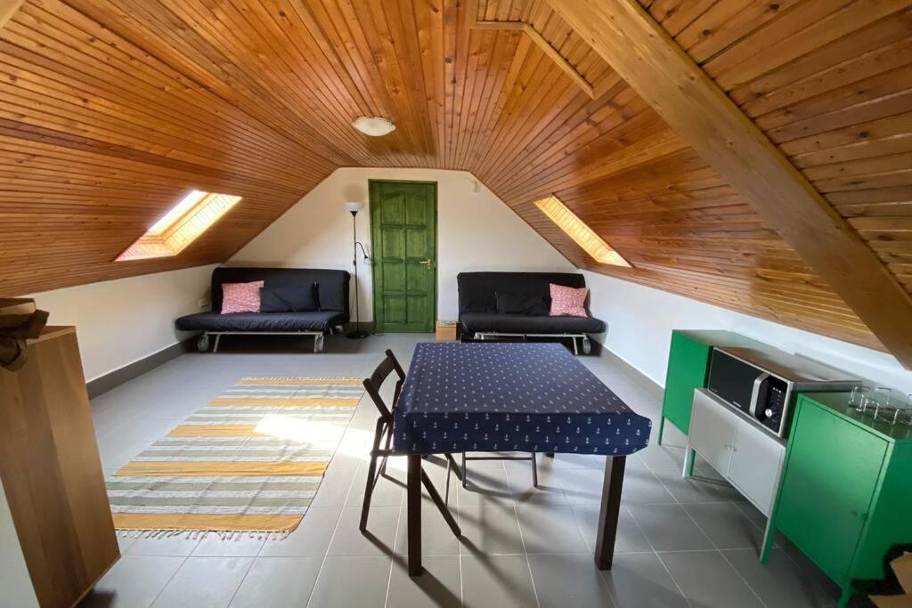 شقة Preshaz A Hegyteton Pécsely المظهر الخارجي الصورة